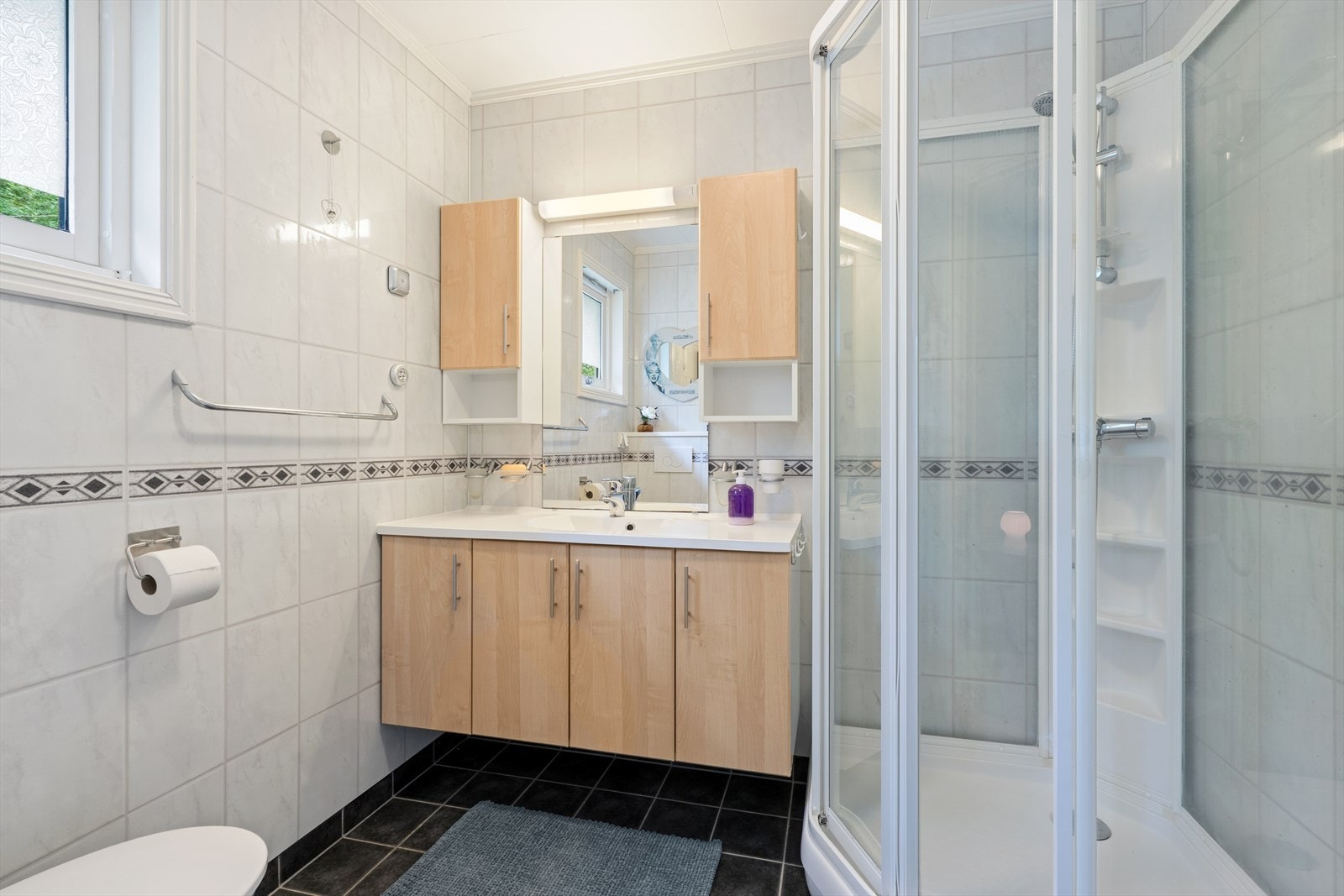 Badet i hovedetasjen ble oppgradert i 2005 og har vegghengt toalett og flislagt gulv. Galleribilde