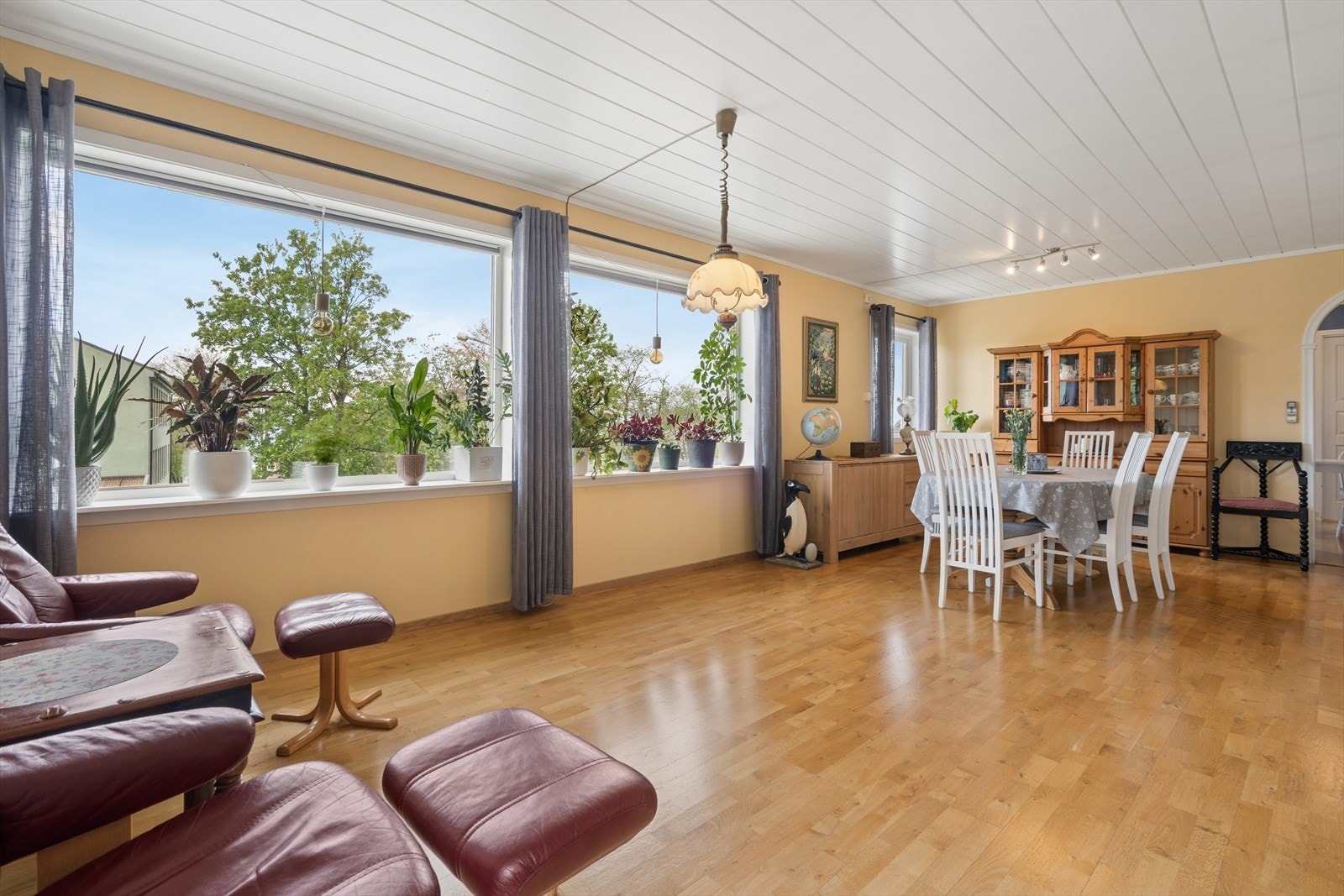 Stuen i hovedetasjen har god plass til både spisebord og sofagruppe. Galleribilde
