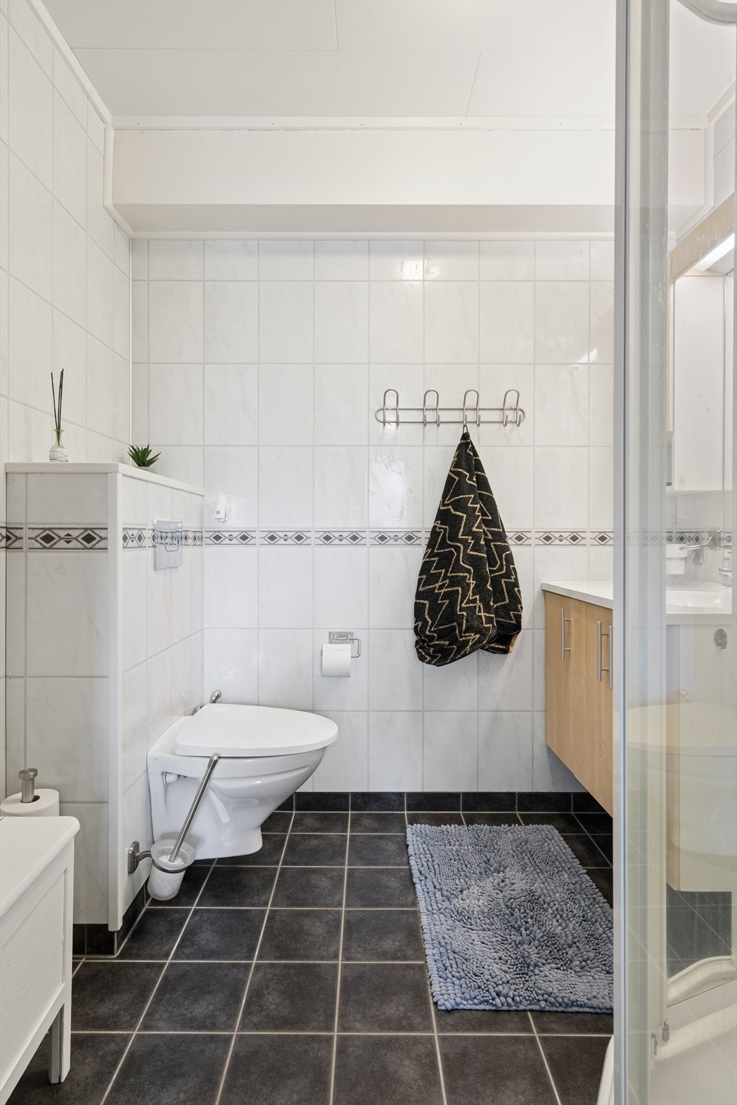 Badet i underetasjen ble oppgradert i 2005 og har flislagt gulv med elektriske varmekabler. Galleribilde
