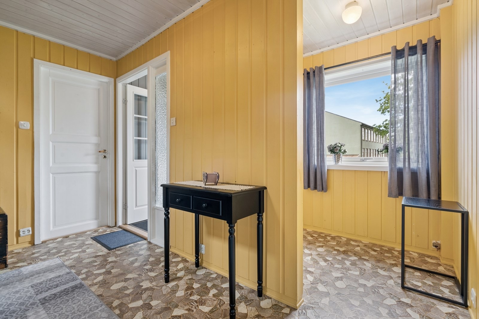 Entré og gang med plass for gode garderobe- og opphengsløsninger. Galleribilde