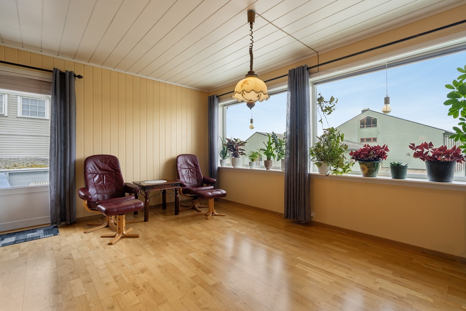 Fra stuen er det direkte utgang til den store, sørvendte terrassen. Galleribilde