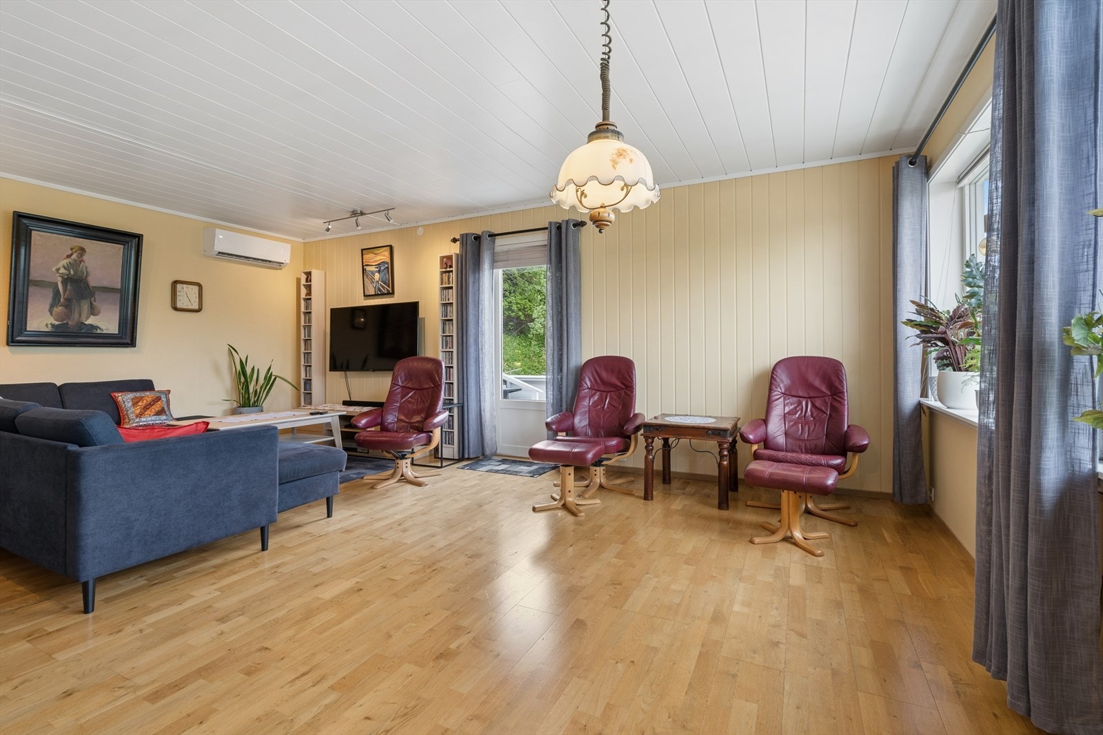 Vi beveger oss opp og inn i en lys og koselig stue. Galleribilde