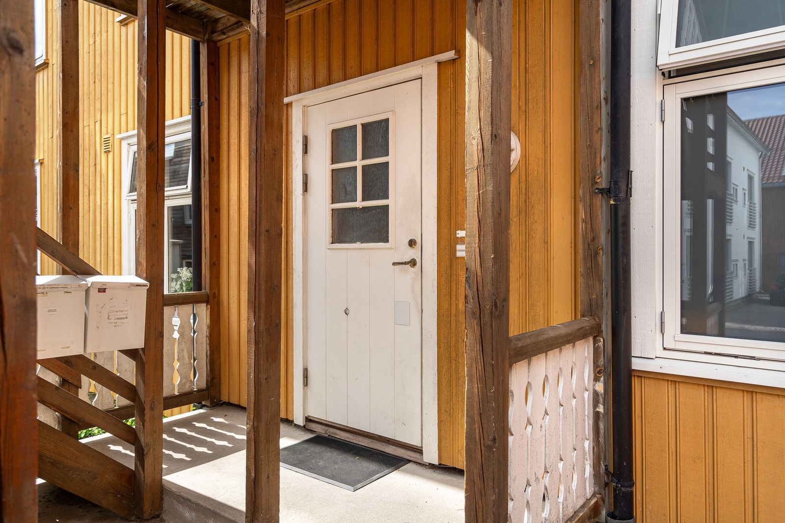 Felles inngang for de to leilighetene i 1.etasje, samt utvendig trapp opp til de to leilighetene i 2.etasje Galleribilde