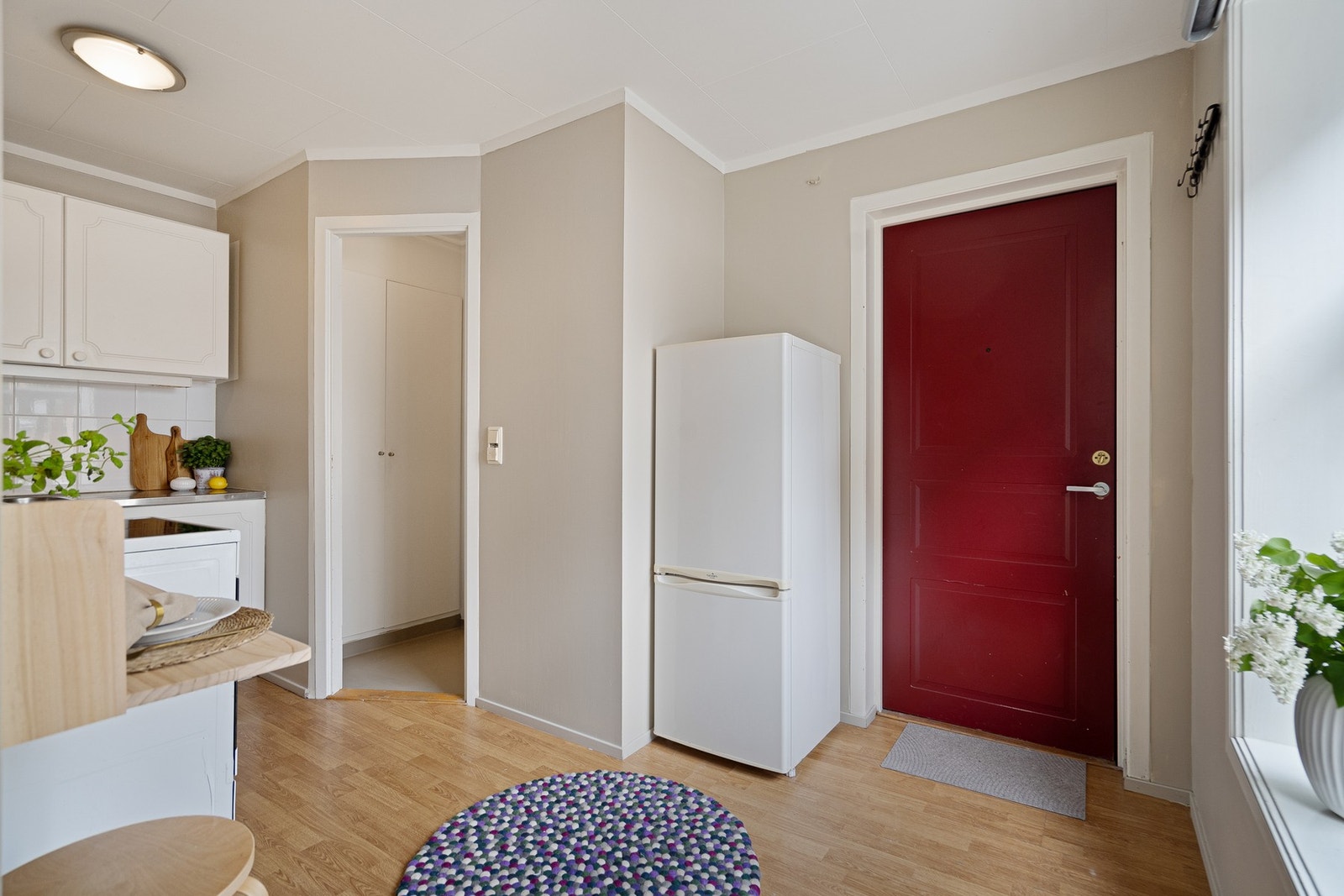 Velkommen inn! Her kommer man inn på kjøkkenet via felles gang Galleribilde