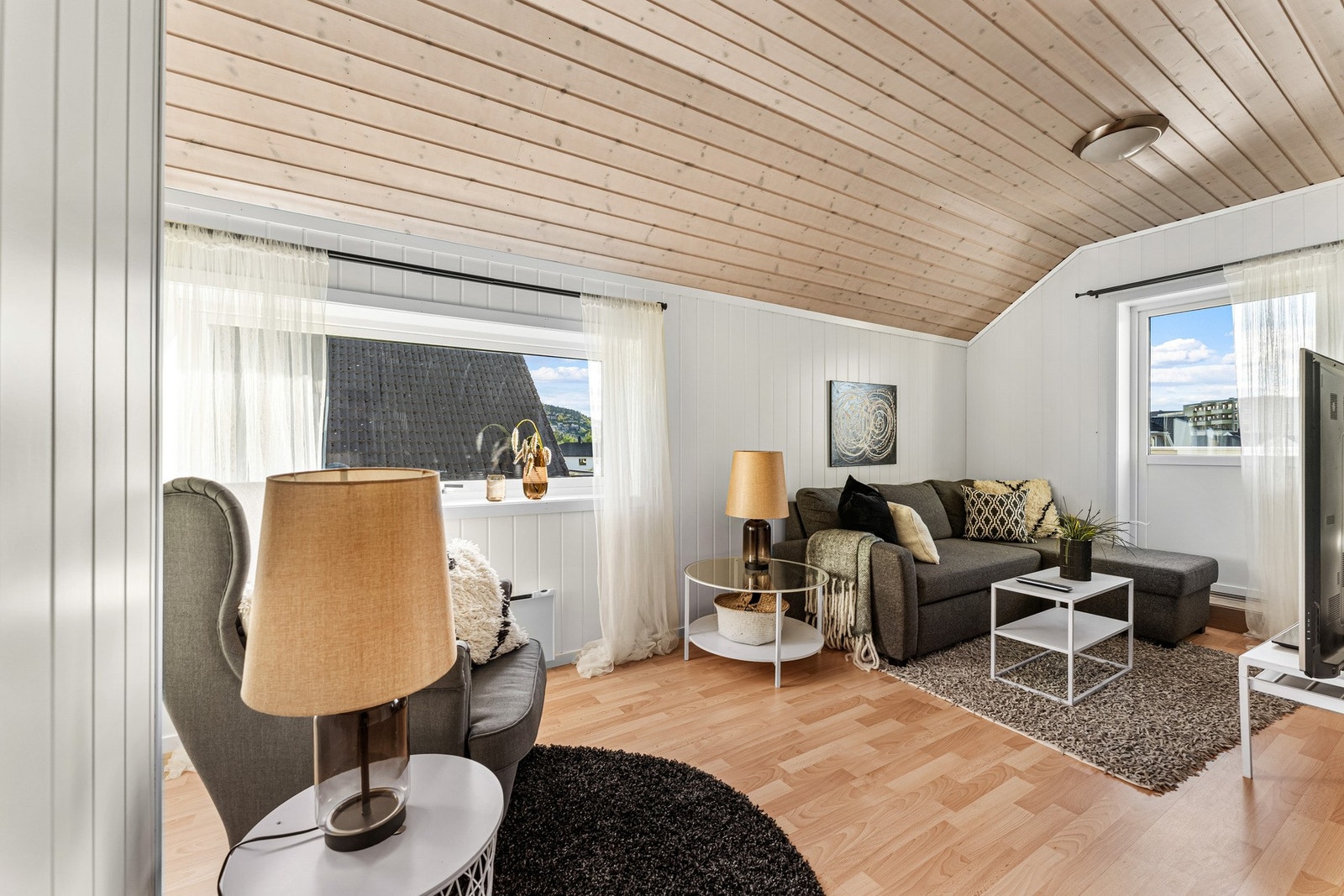 2.etasje har et kontor med gode bruksmuligheter. Galleribilde