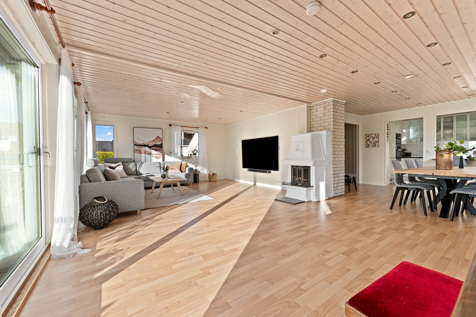 Stuen oppleves lys og luftig med god møbleringsfrihet. Galleribilde