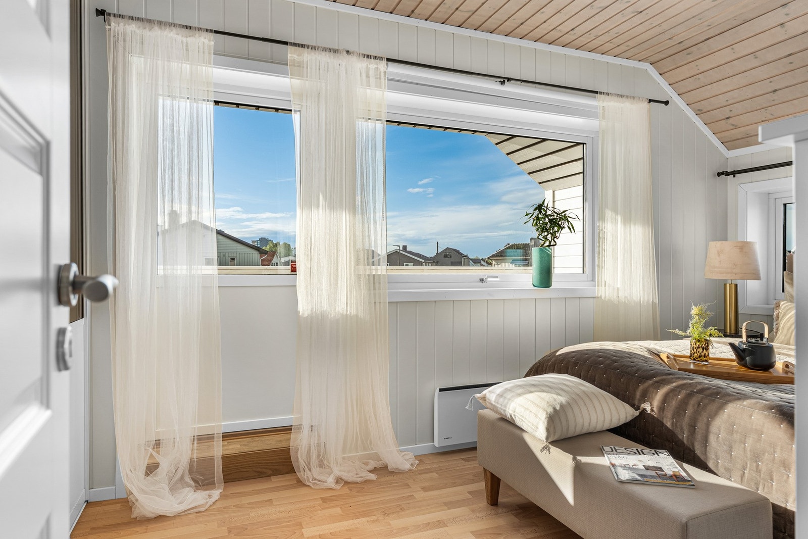 Dette soverommet har utgang til en veranda på ca. 16 kvm, og en skyvedørsgarderobe. Galleribilde