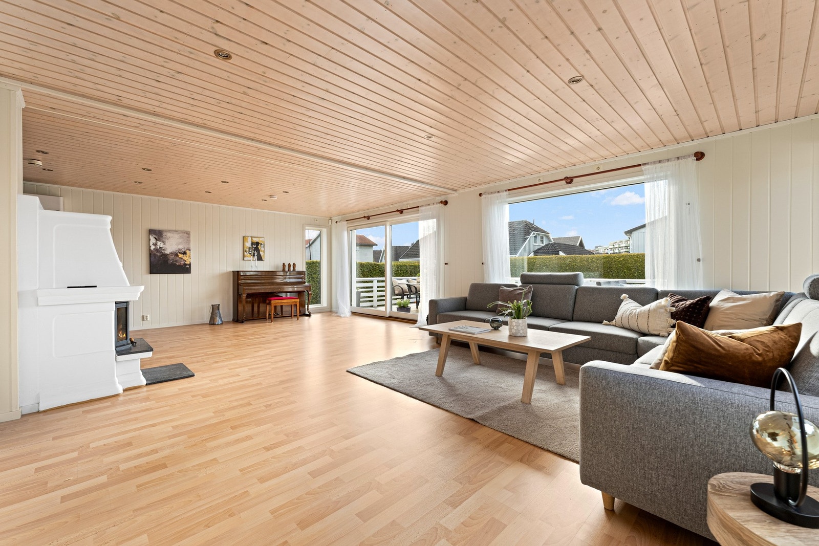 Stuen har god plass til både sofagruppe og spiseplass, alt etter eget ønske og behov. Galleribilde