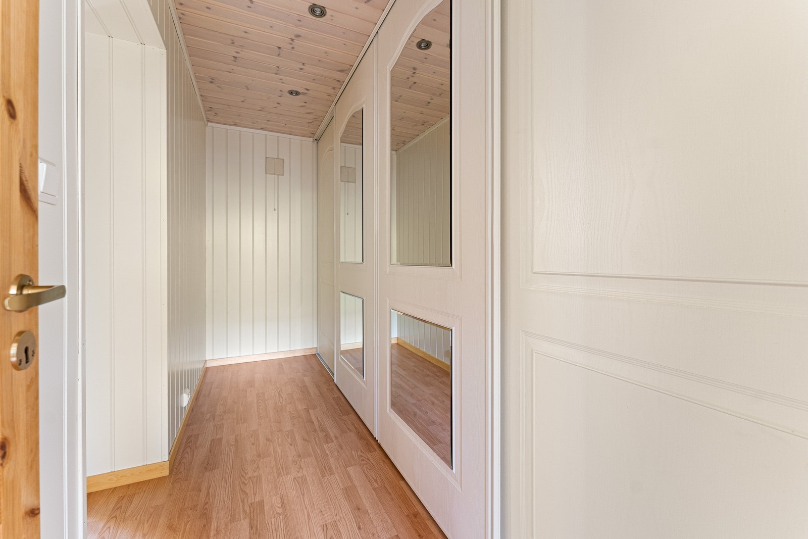 Kjelleren har to innredede rom som fungerer optimalt til oppbevaring og fleksibel bruk. Galleribilde