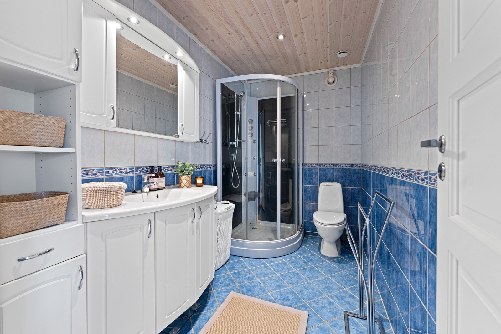 Badet i 1.etasje er i følge eier pusset opp i 2004/2005. Badet er flislagt og har gulvvarme som gir god komfort året rundt. Galleribilde