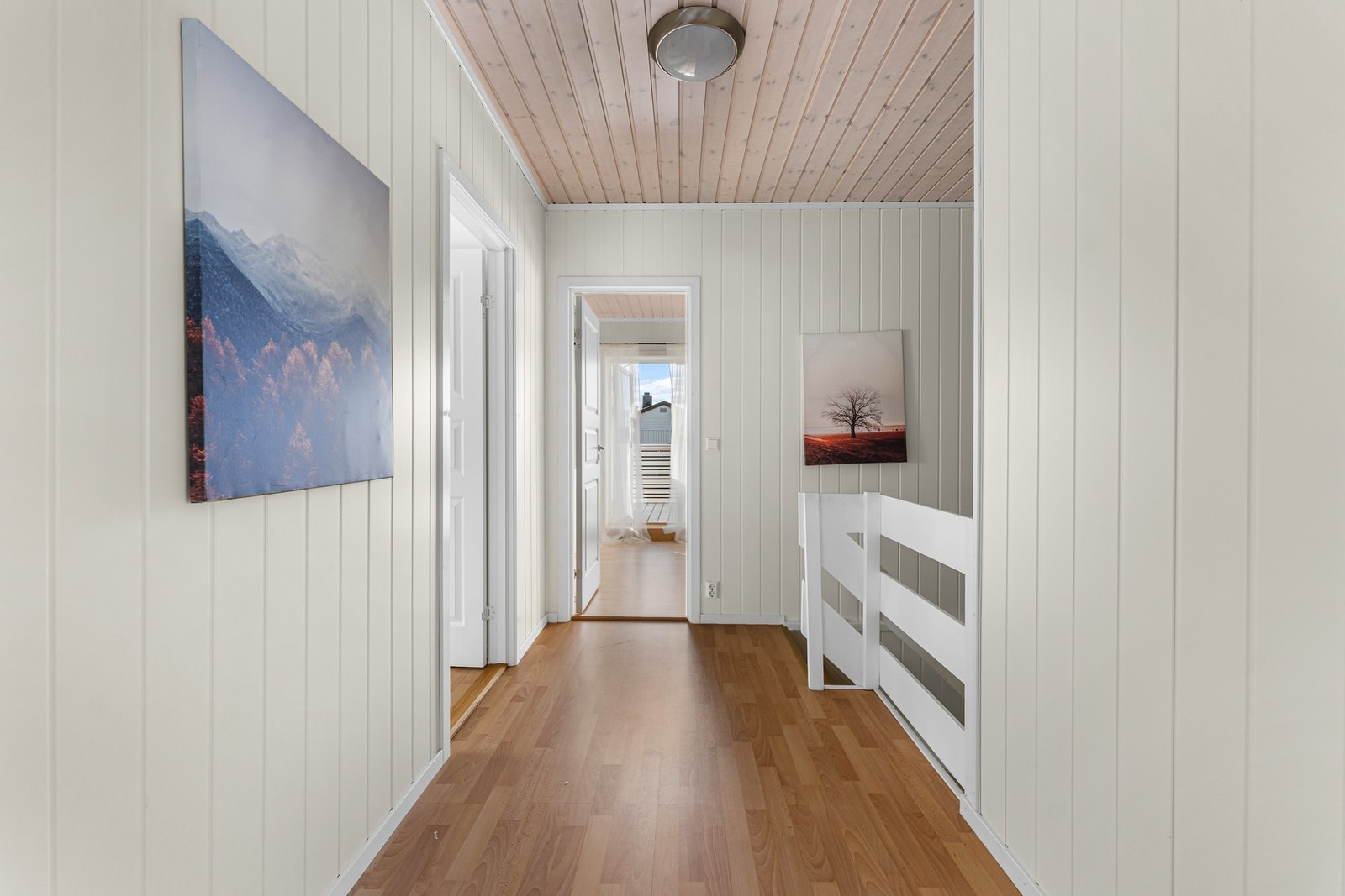 2.etasje har 3 soverom og et kontor-rom, gangen har adkomst til alle rommene, og gir soverommene en praktisk plassering i nærheten av hverandre, noe som er spesielt godt egnet for barnefamilier. Galleribilde