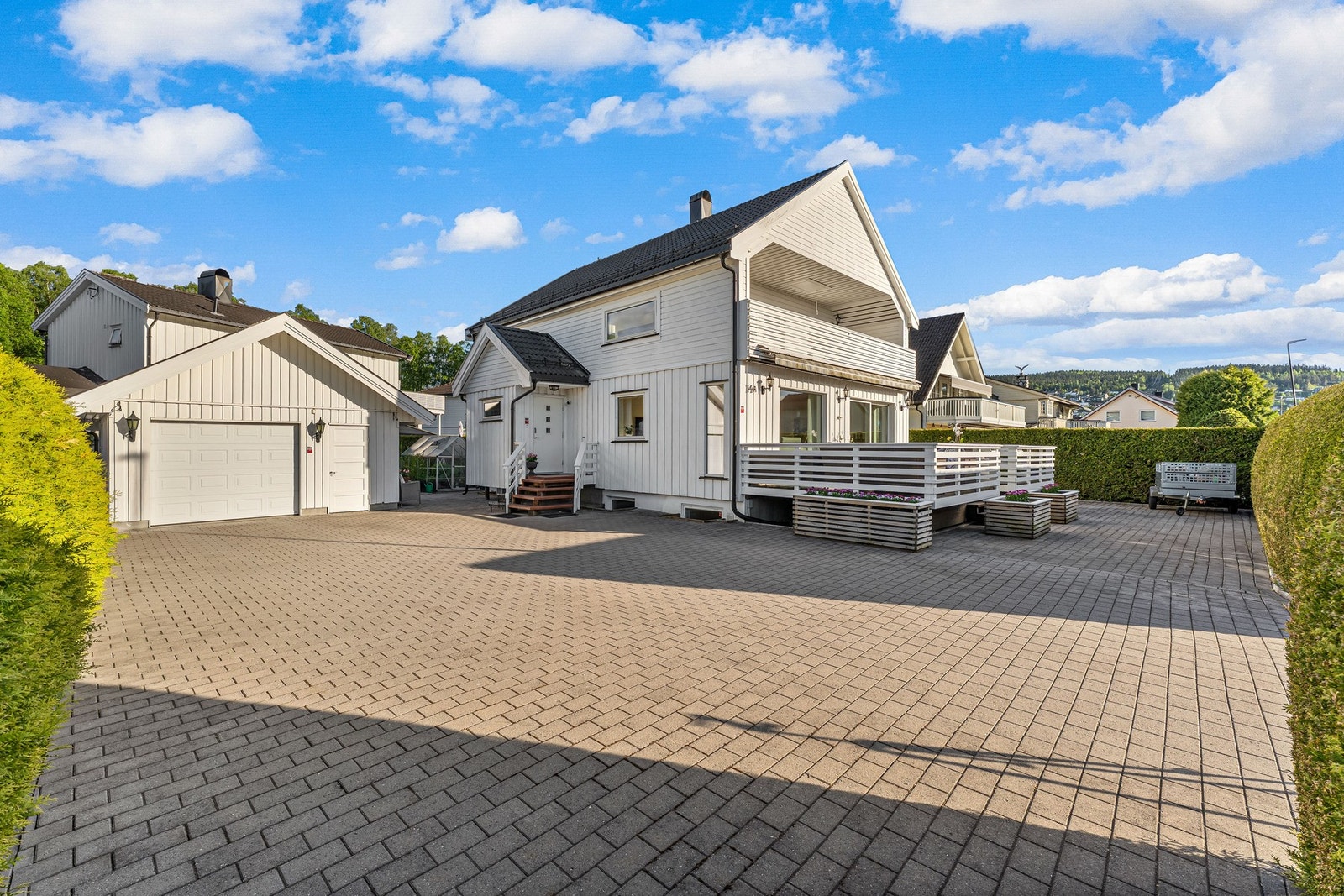 Det er god plass til flere biler på tomten, både i garasje og på gårdsplassen. Galleribilde