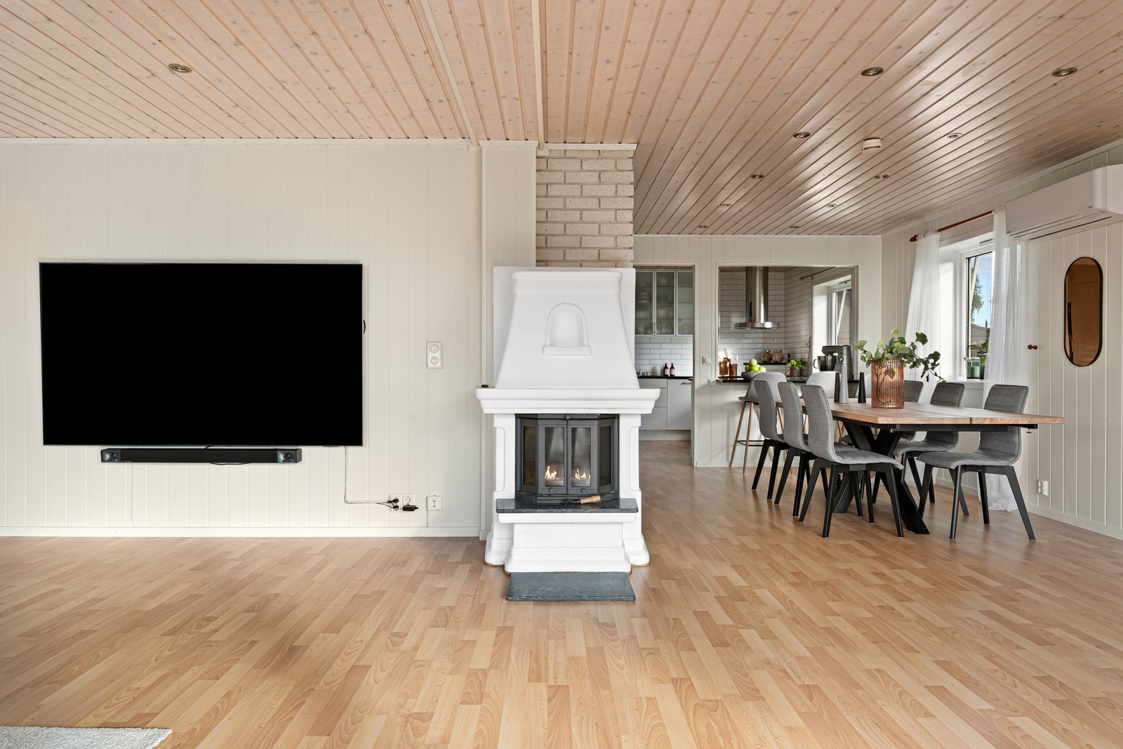 Den lekre peisen blir et naturlig samlingspunkt i stuen. Galleribilde