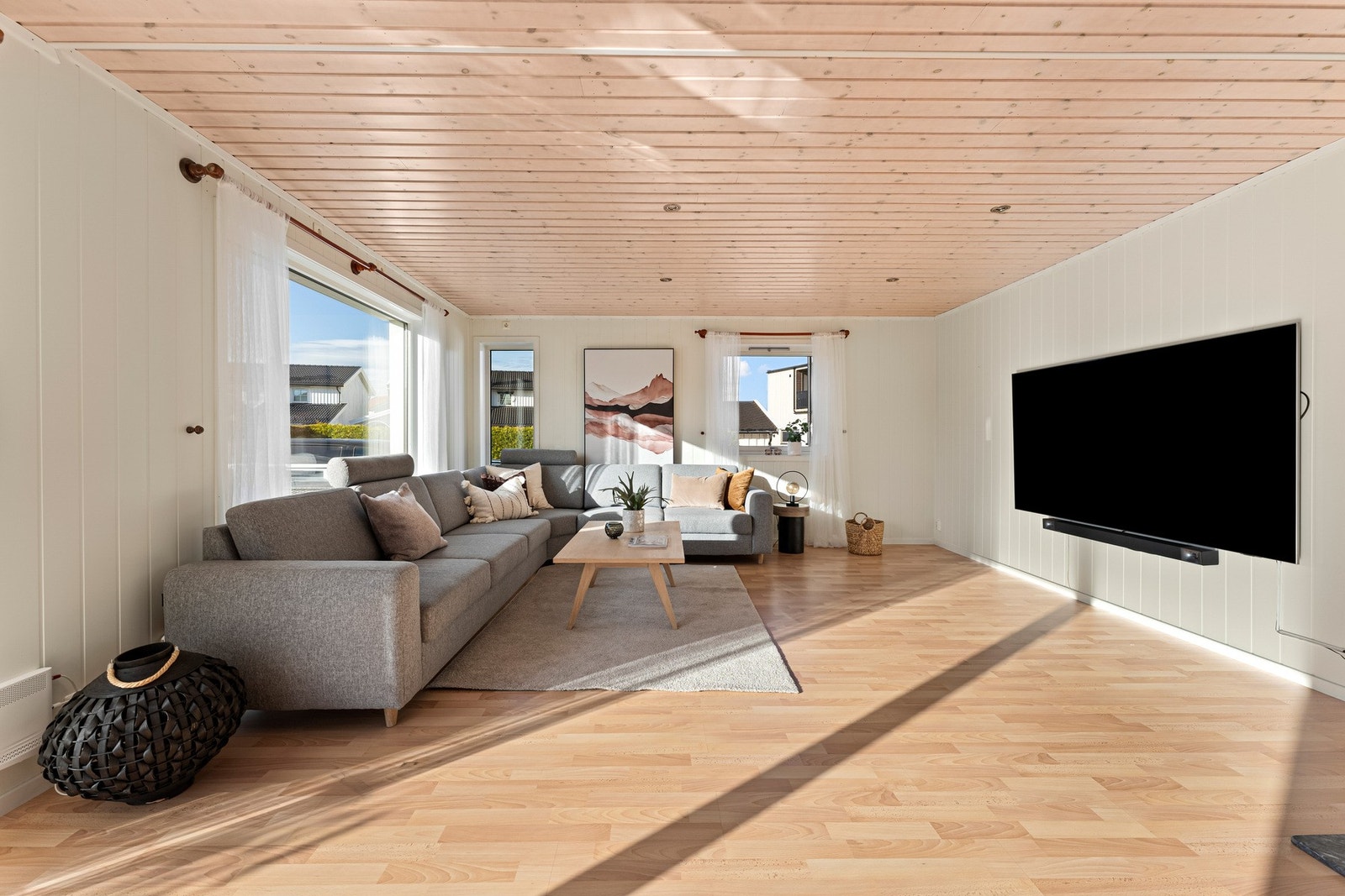 Store vindusflater slipper inn rikelig med naturlig lys, og bidrar til en åpen og innbydende atmosfære. Galleribilde
