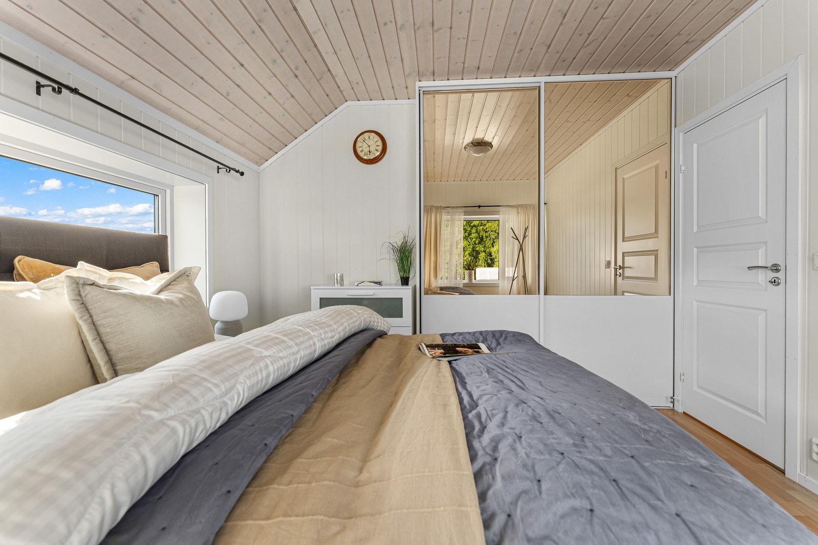 Soverom nr. har også skyvedørsgarderobe for rikelig med plass til oppbevaring. Galleribilde