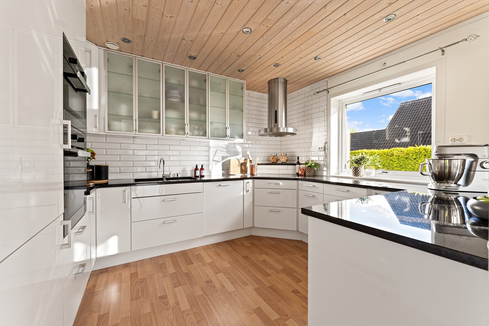 Kjøkkenet er utstyrt med integrert induksjonstopp, stekeovn, oppvaskmaskin, mikrobølgeovn og kjøl/frys, samt ventilator. Galleribilde