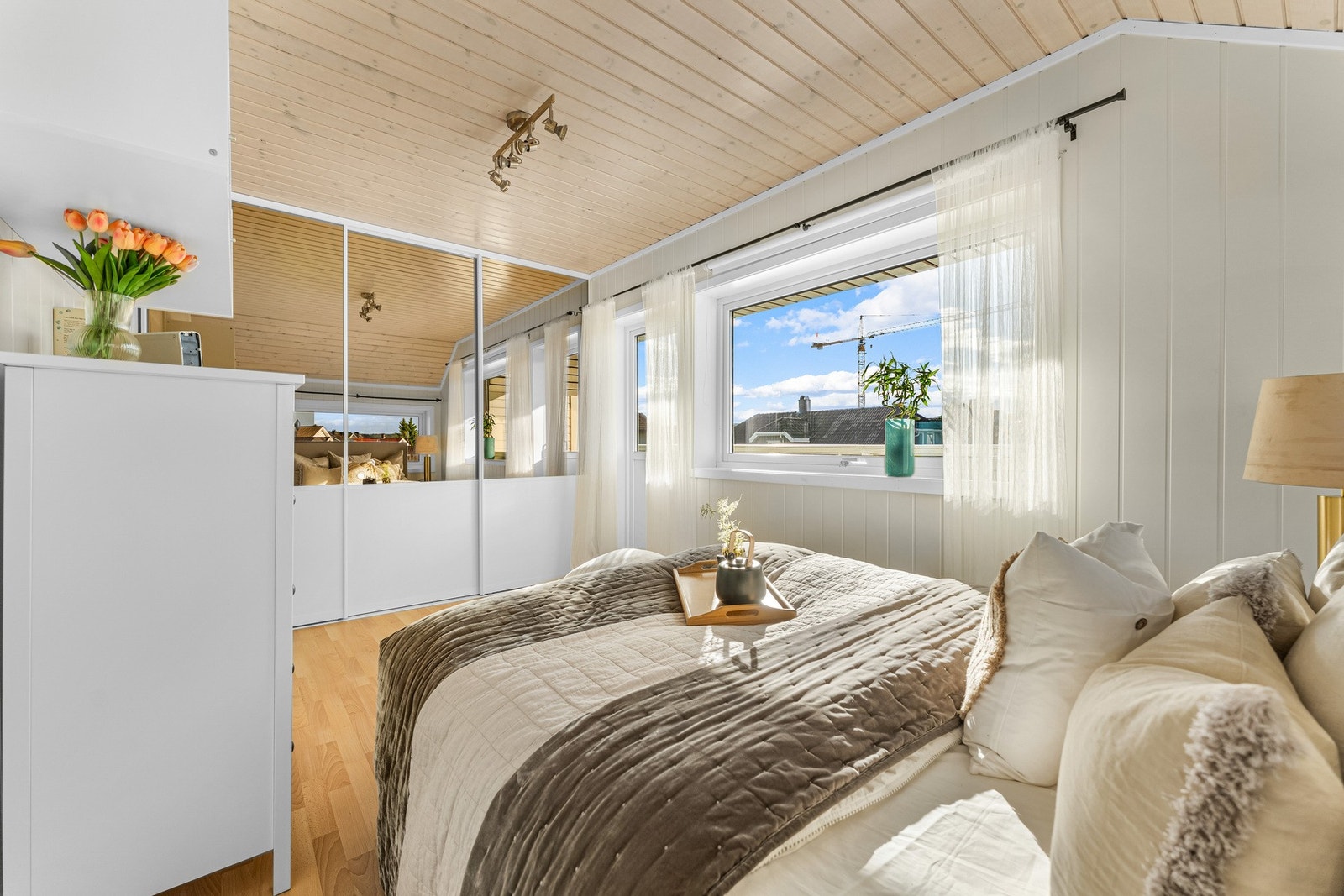 2.etasje har tre soverom med gode innredningsmuligheter og plass til seng samt ønsket møblement. Galleribilde