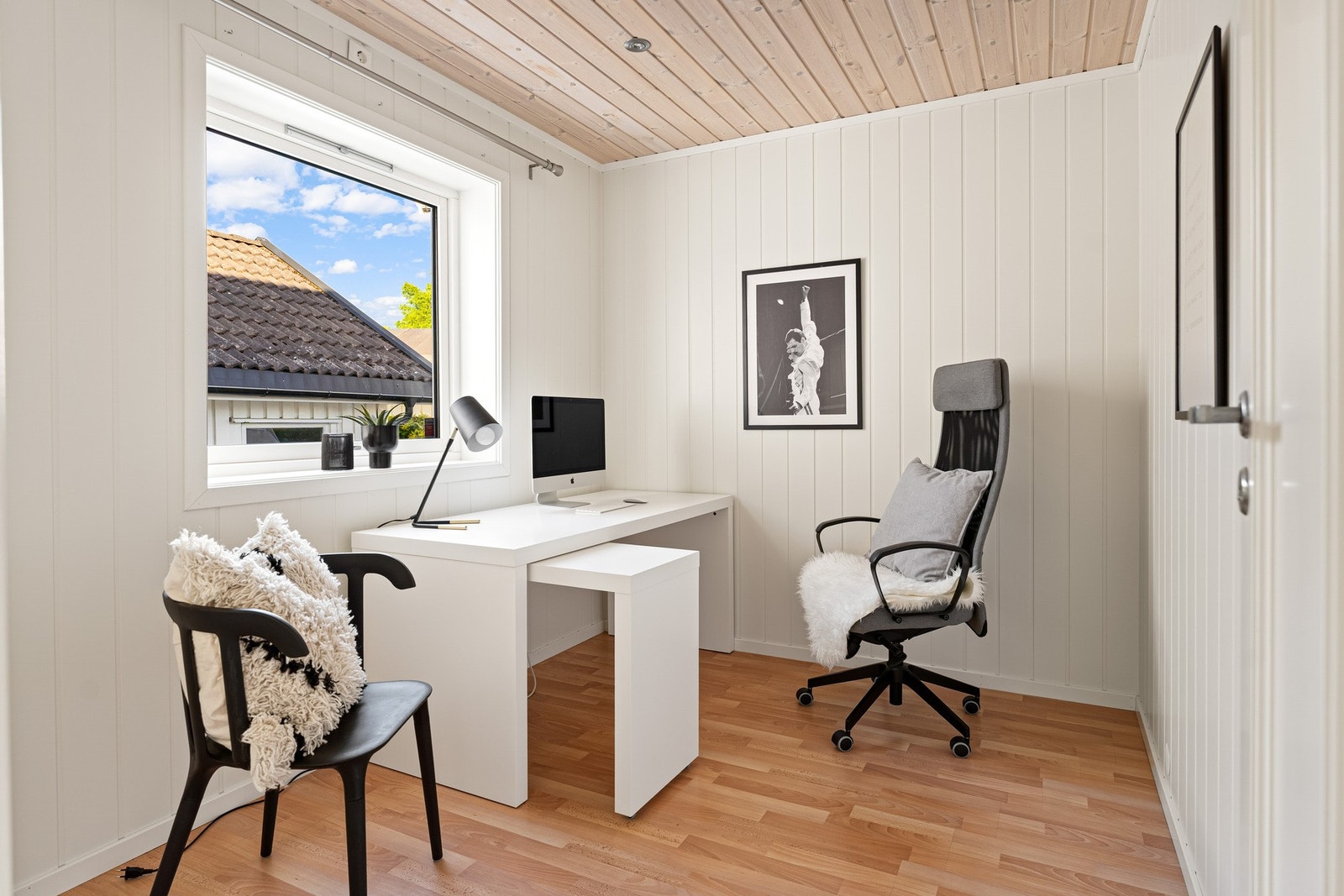 Soverommet har en fleksibel utforming som egner seg godt som både soverom, hjemmekontor eller hobbyrom. Rommet har god plass til seng og øvrig ønsket møblement. Galleribilde