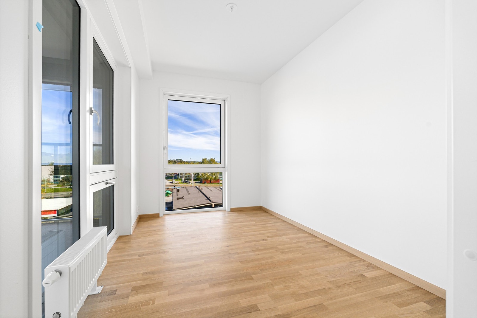 Soverom 2 er på 8,2 kvm. Lyst og romslig. Galleribilde