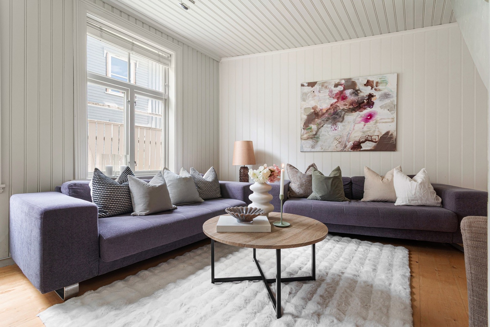 Delikat stue med god plass til sofagruppe og spisebord. Galleribilde