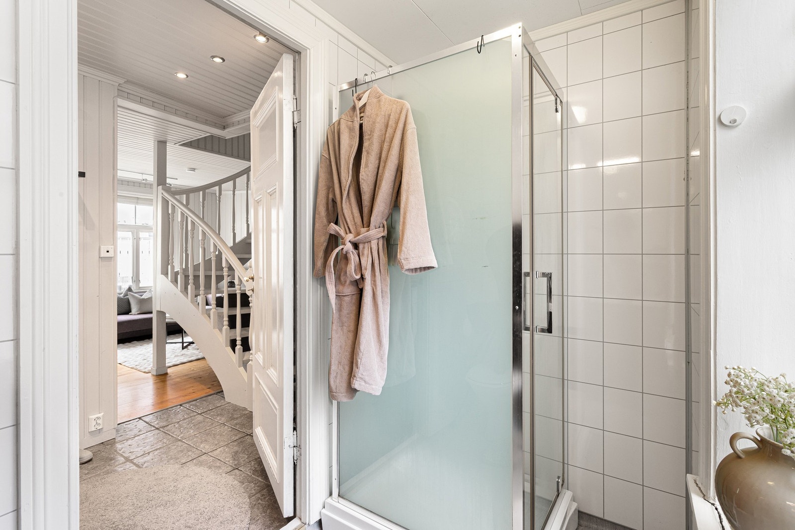 Baderommet har dusjkabinett, toalett og servant med underskap. Galleribilde