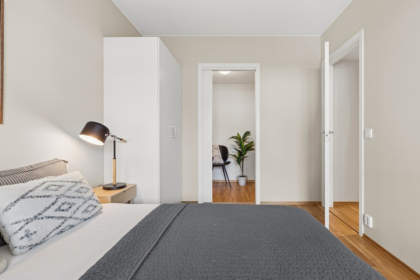 Fra soverom går man rett til walk-in closet Galleribilde