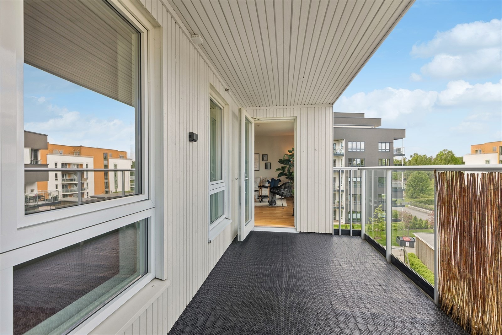 Terrassen har utgang fra stuen og har plass til en hyggelig sittegruppe Galleribilde