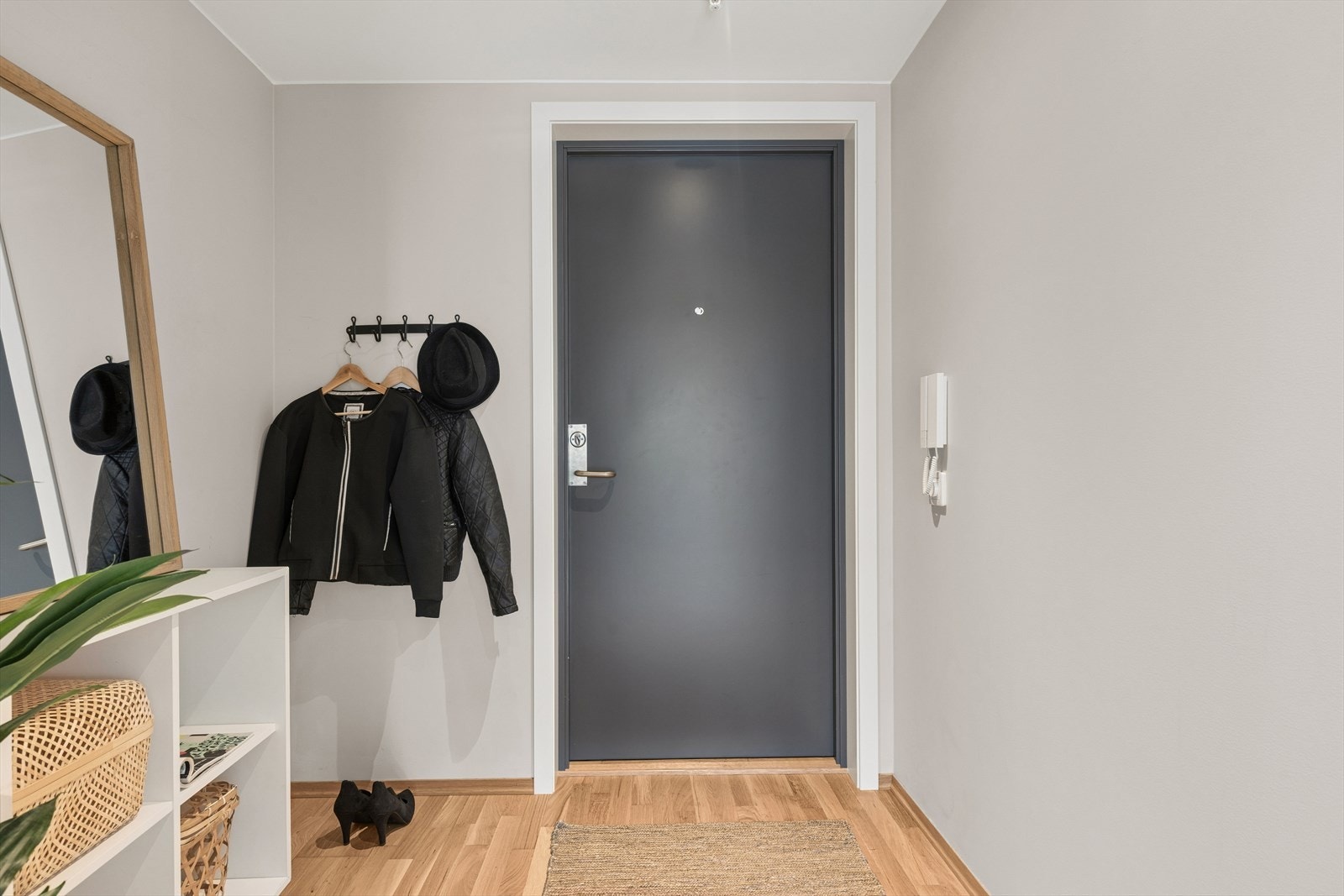 Gang med plass til å henge fra seg yttertøy, speil og lagringsplass. Galleribilde