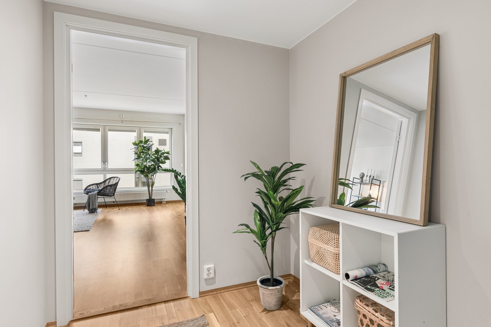 Fra gangen går man rett inn i hjertet av leiligheten, stue og kjøkken. Galleribilde