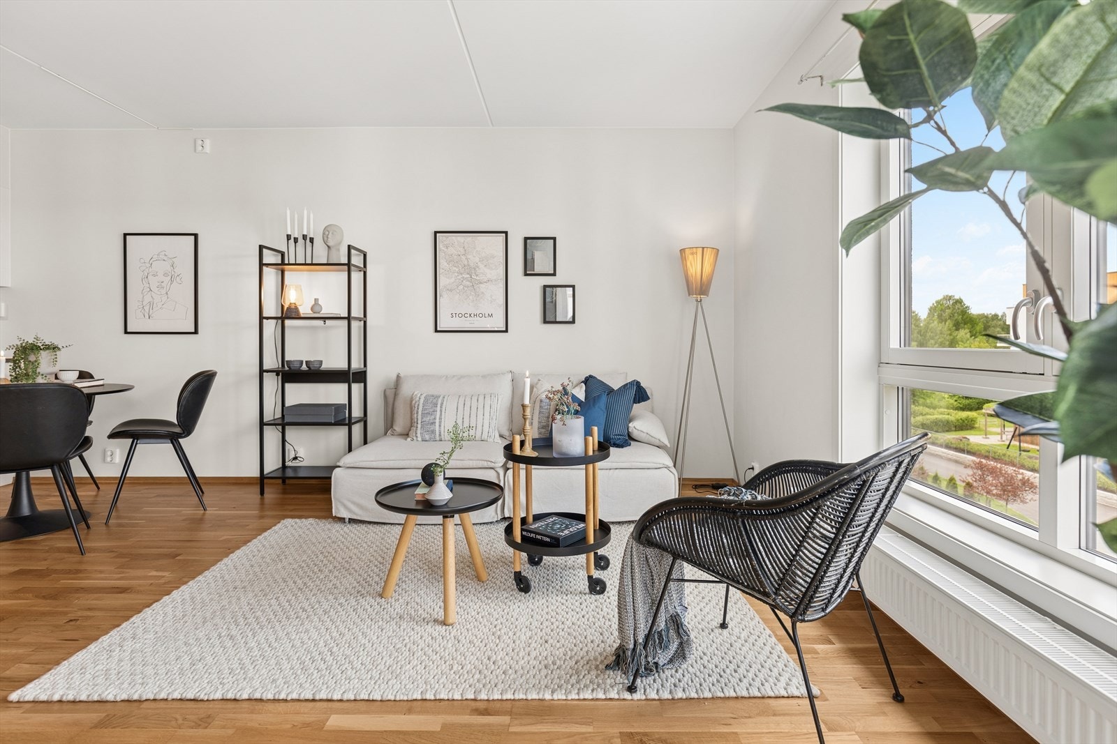 Koselig stue med store vindusflater Galleribilde