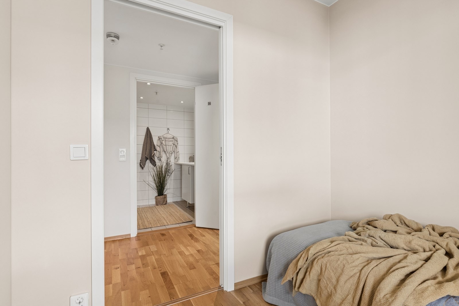 Soverom med beige vegger Galleribilde