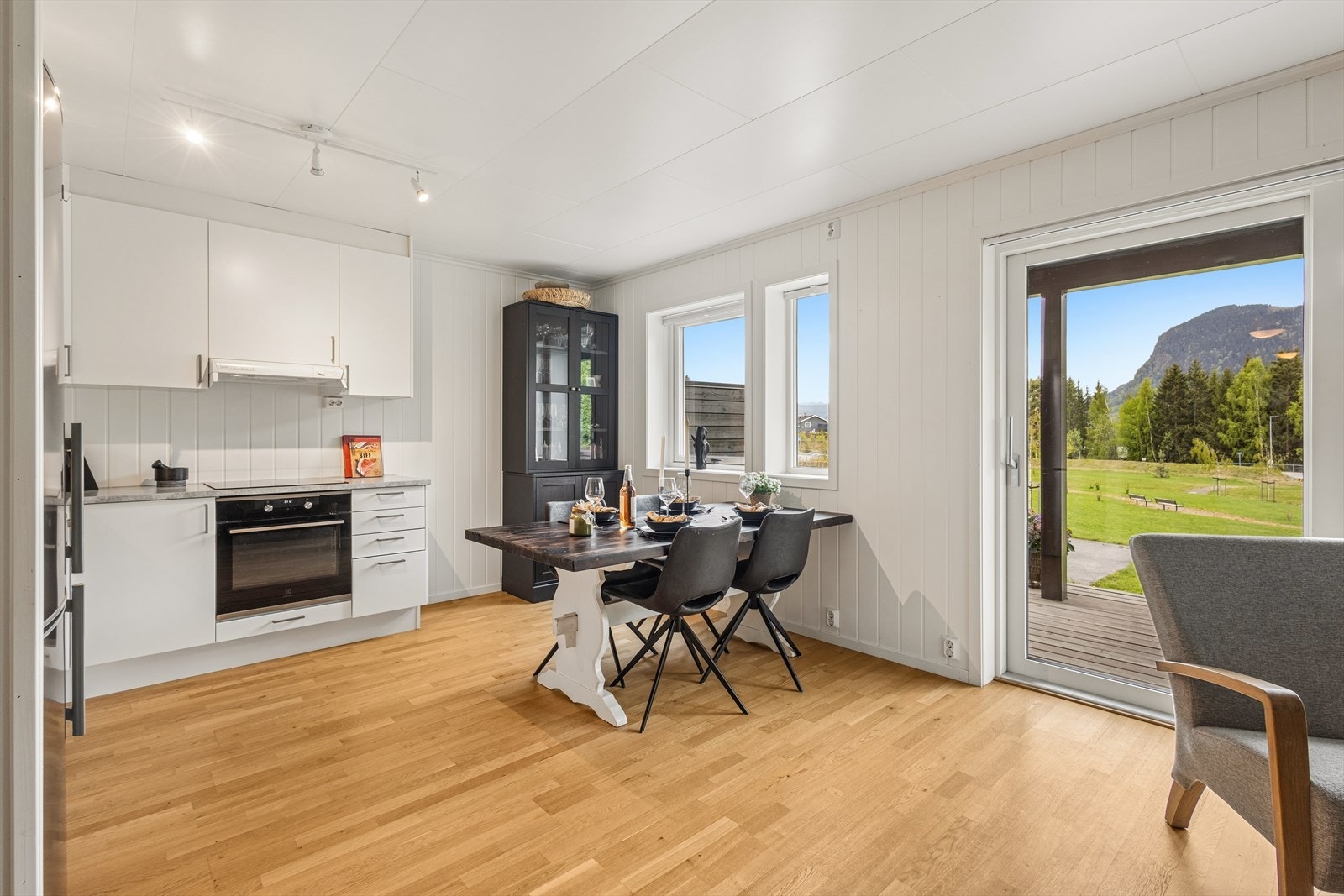 Kjøkken-sonen har god plass til spisebord og tilhørende møblement. Galleribilde