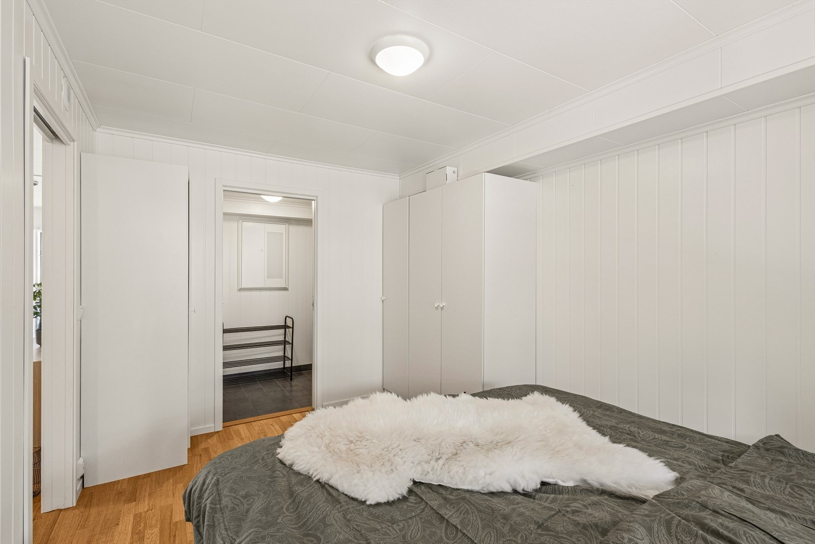Via soverommet kommer du inn i bod/teknisk rom, her er det også godt med lagringsplass. Galleribilde