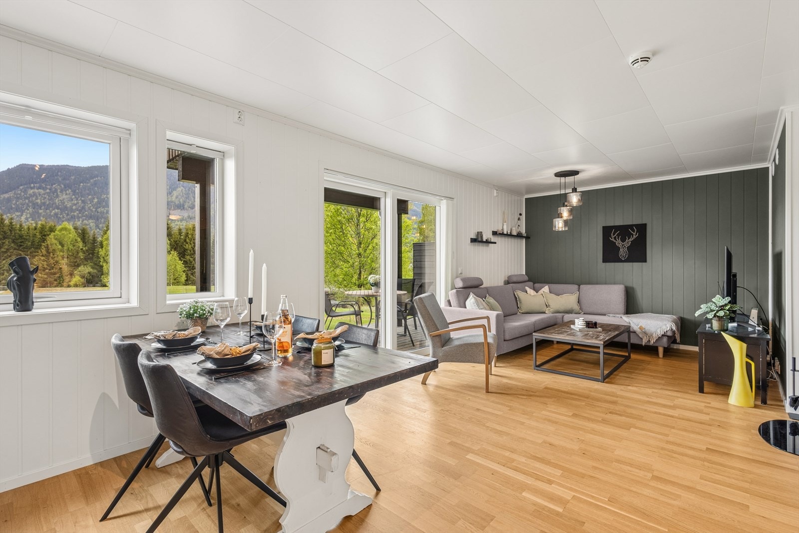 Det er åpen løsning inn til kjøkkenet, og vinduene skaper rikelig med naturlig lys inn i boligen. Galleribilde