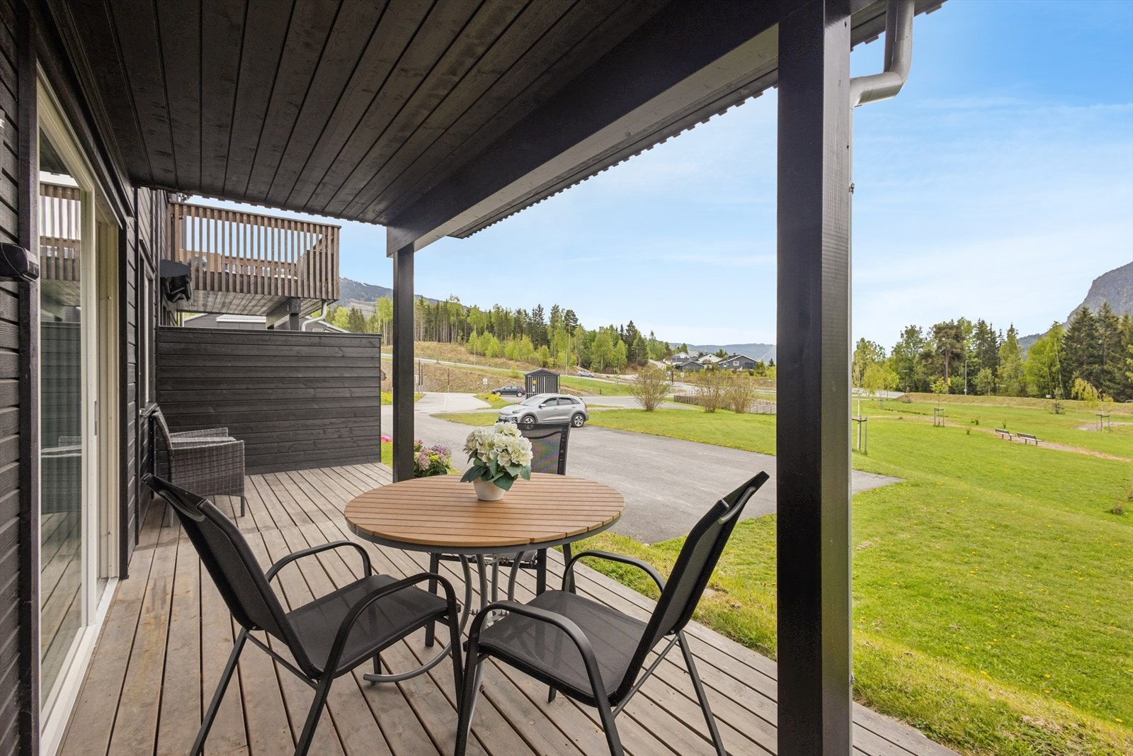 Her har du en romslig terrasse du kan møblere i flere soner. Galleribilde