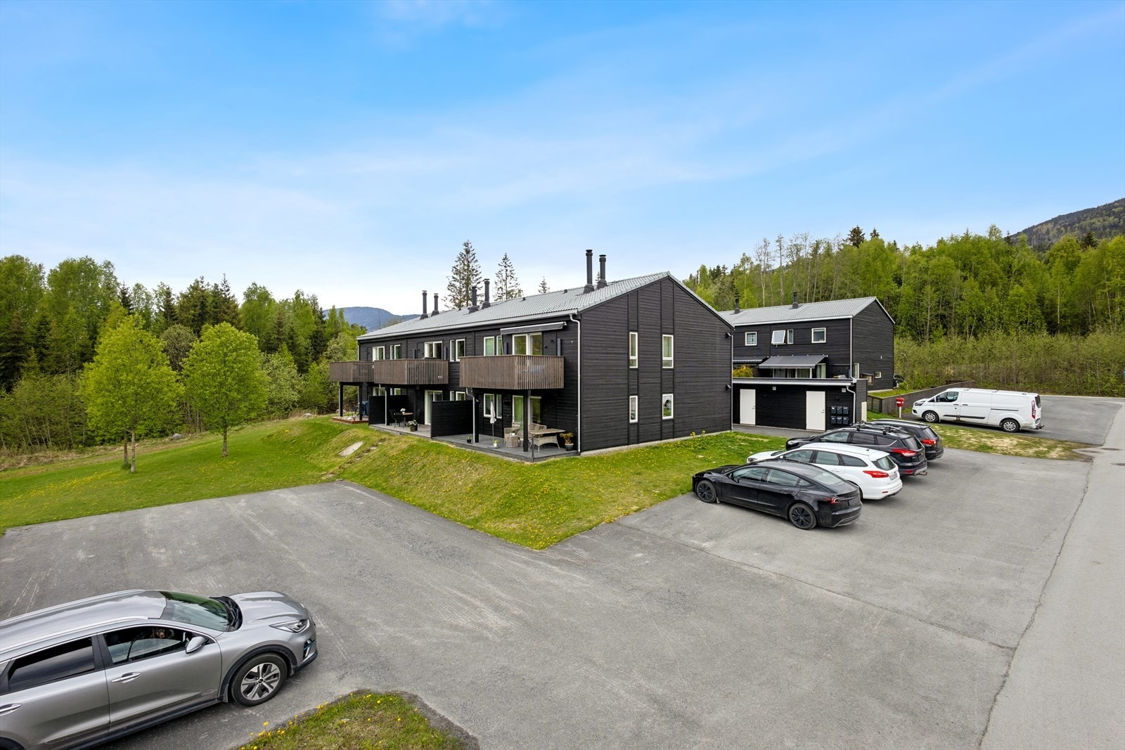 Parkering på felles gårdsplass. Galleribilde