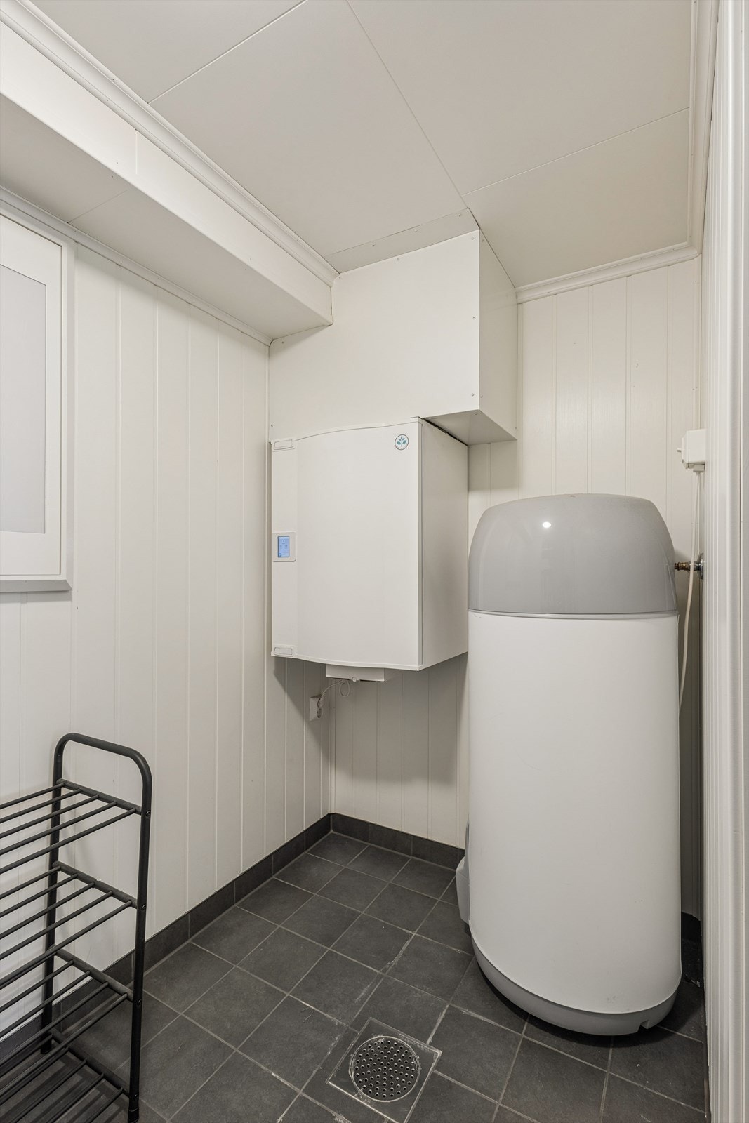 Boden/teknisk rom har ventilasjonsannlegg, varmtvannstank og sikringsskap. Det er også rom for lagring. Galleribilde