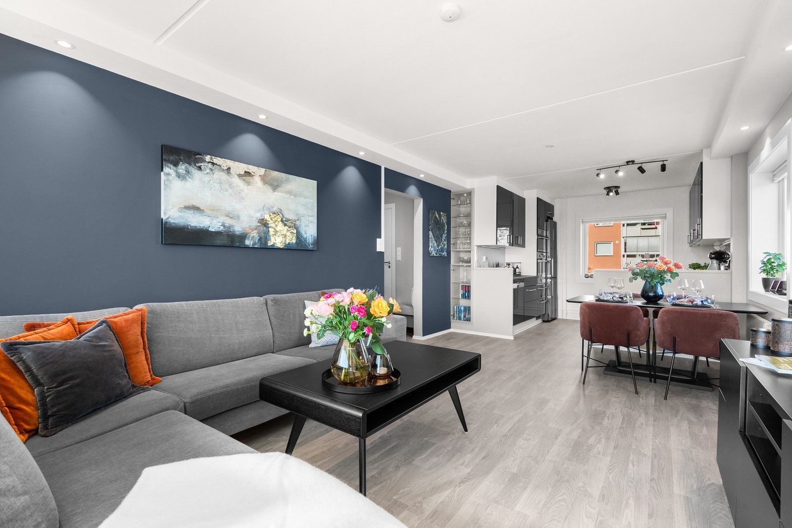 Stuen har god plass til både sittegruppe, spisebord og øvrig møblement, med fleksible innredningsmuligheter. Galleribilde