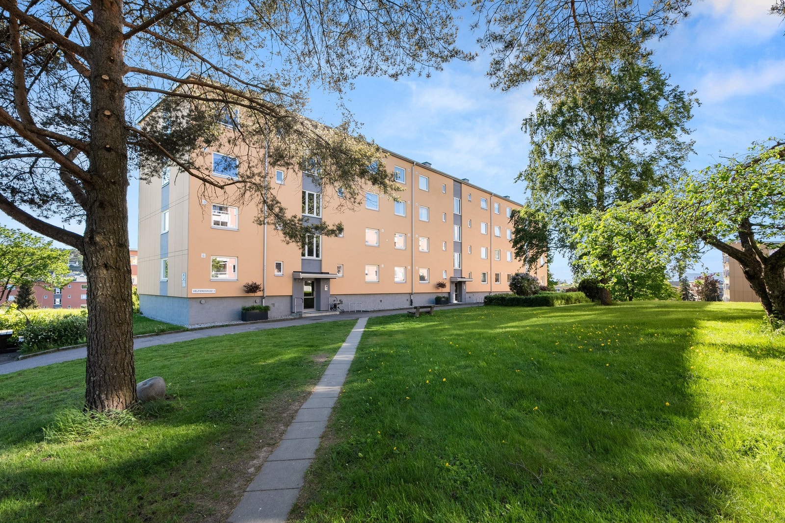 Boligblokken ligger fint plassert i sidevei og er derfor lite utsatt for støy fra biler og t-bane. Galleribilde
