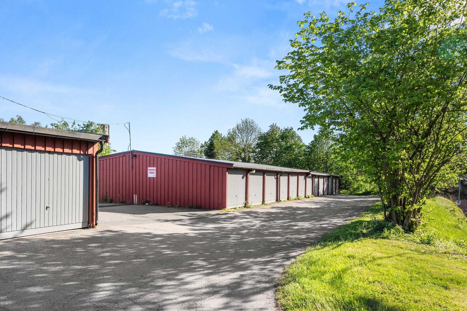 Det er mulighet for leie av garasjeplass/biloppstillingsplass/el-bilplass etter venteliste. Galleribilde