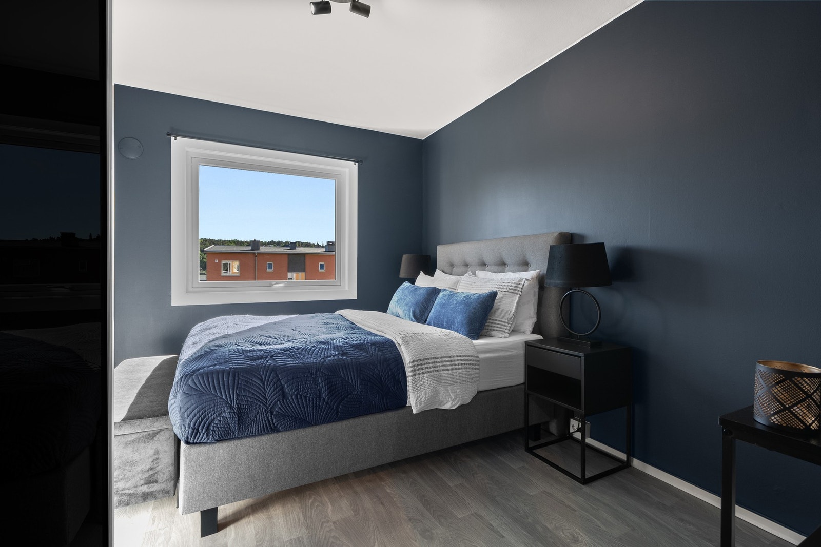 Leiligheten har et romslig soverom med stor skyvedørsgarderobe fra 2019 og god plass til dobbeltseng med tilhørende møblement. Galleribilde