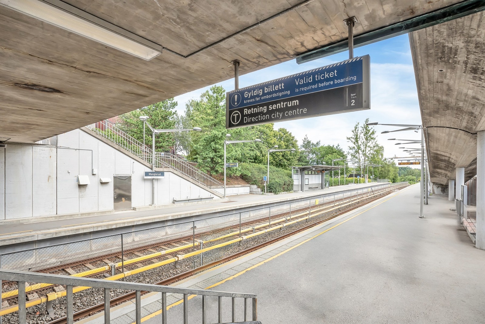 Manglerud T-bane ligger omtrent 1 minutt unna leiligheten og har hyppige avganger. Det tar ca. 9 minutter til Oslo S. Galleribilde