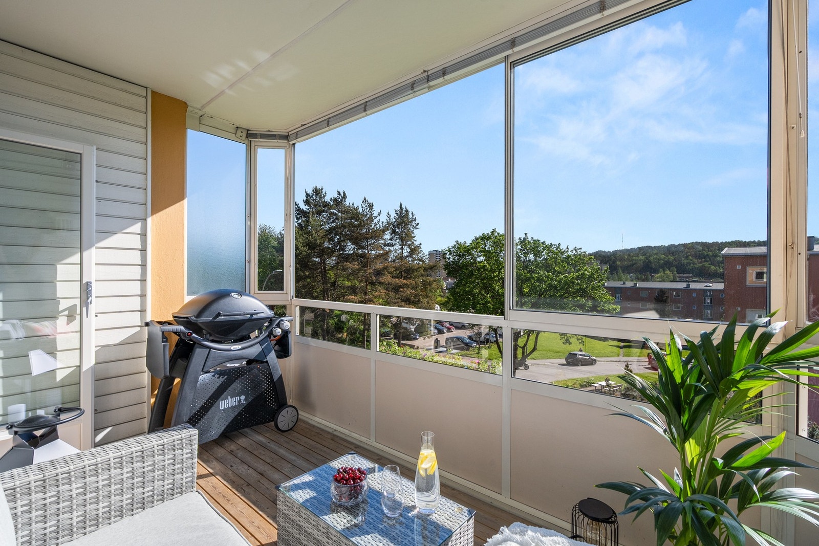 Videre er balkongen utstyrt med belysning, stikkontakt og varmelampe. Det er tillatt med elektrisk- og gassgrill på balkongen. Galleribilde