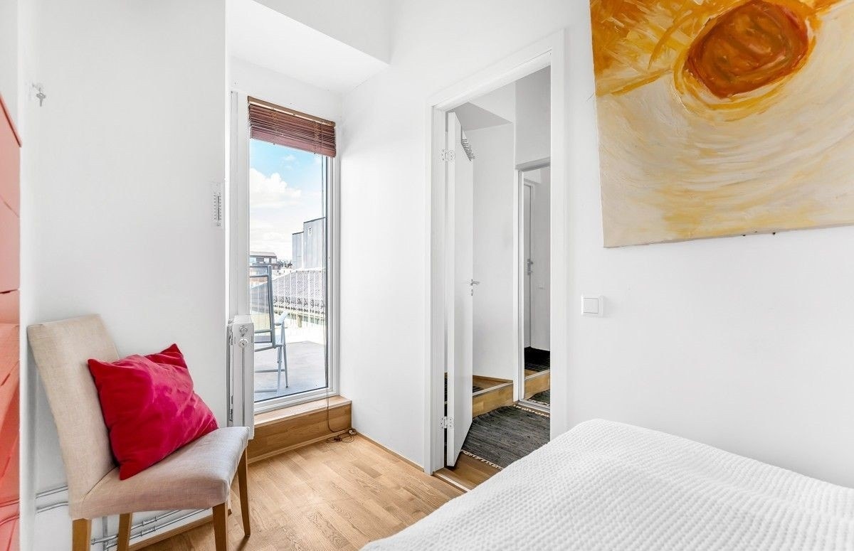 Soverom 1 - lyst og romslig med skyvedørsgarderobe Galleribilde