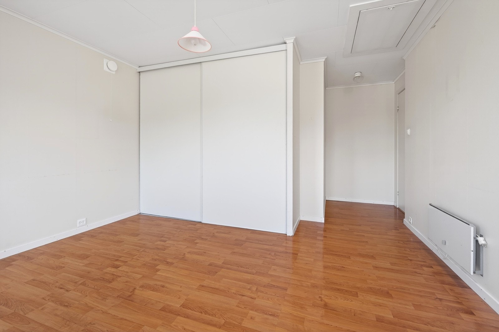 Skyvedørsgarderobe og luke til loft Galleribilde