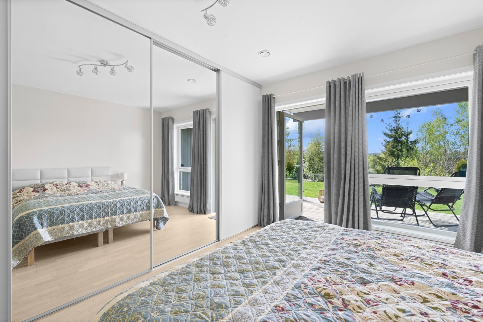 Romslig og lunt hovedsoverom med god plass til dobbeltseng og garderobeløsning. Direkte utgang til markterrasse gir en privat og behagelig overgang mellom inne og ute. Galleribilde