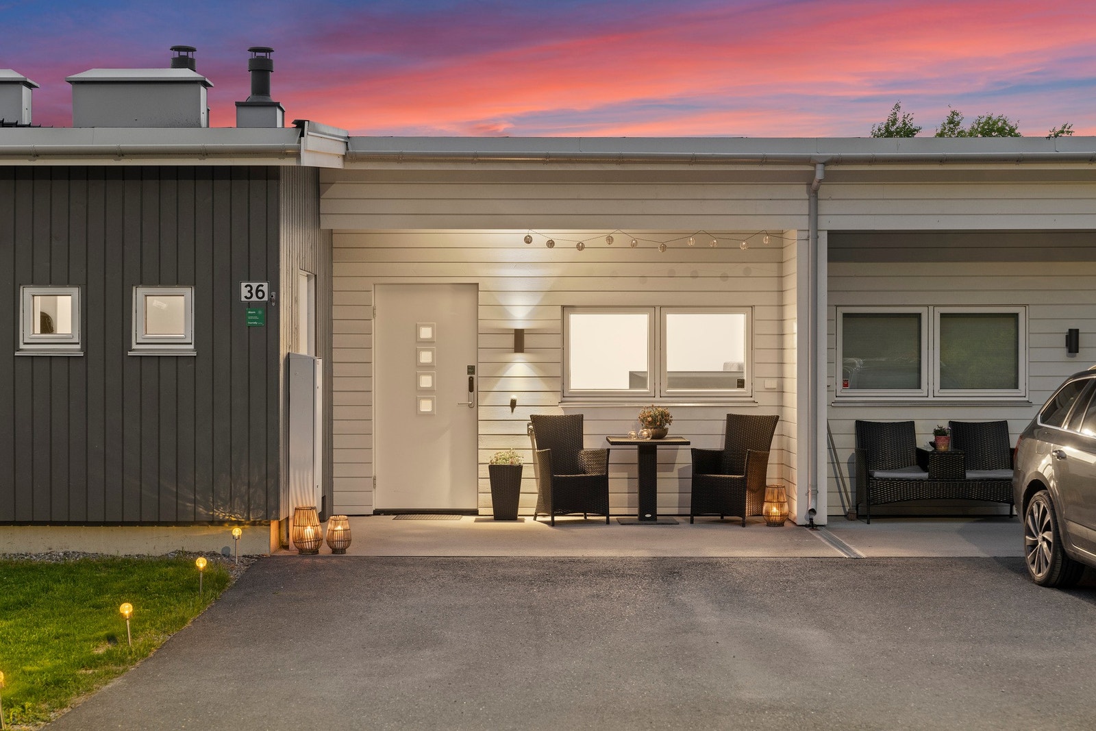 Fasade mot adkomstsiden med egen inngang og gode parkeringsforhold rett utenfor boligen, i et ryddig og oversiktlig rekkehusmiljø på Pepperstad. Galleribilde