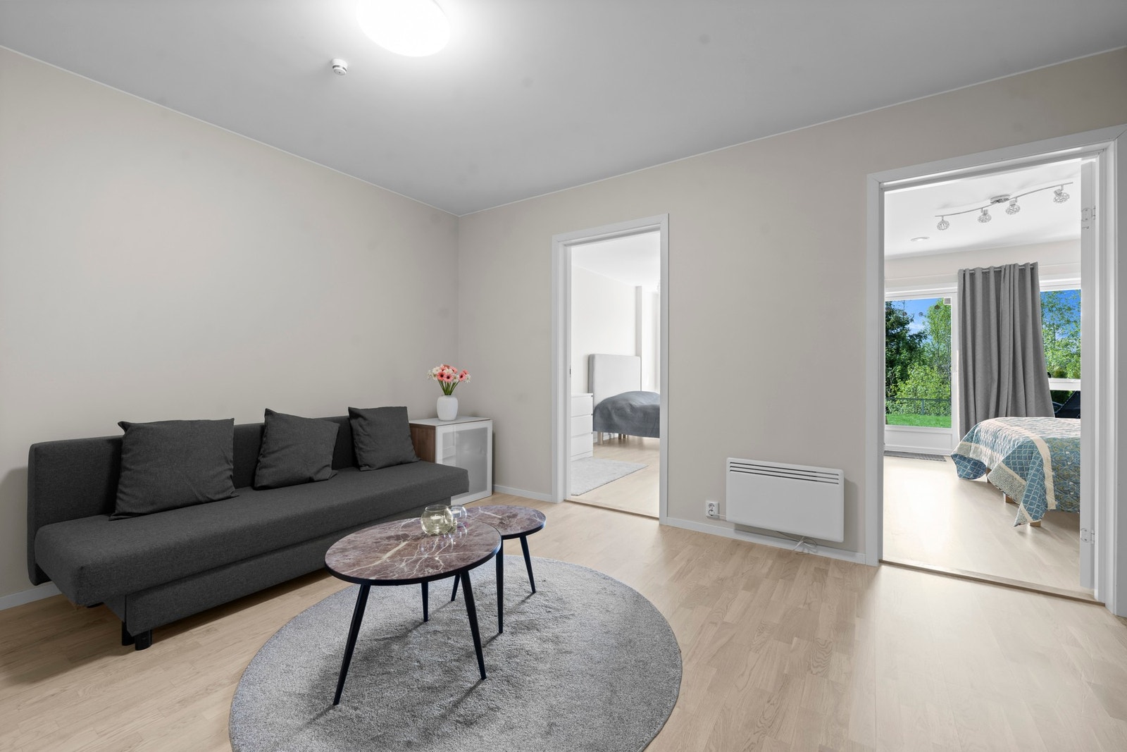 Gode møbleringsmuligheter og plass til både sofagruppe og mediemøbler, ideell for avslapning og sosiale sammenkomster. Galleribilde
