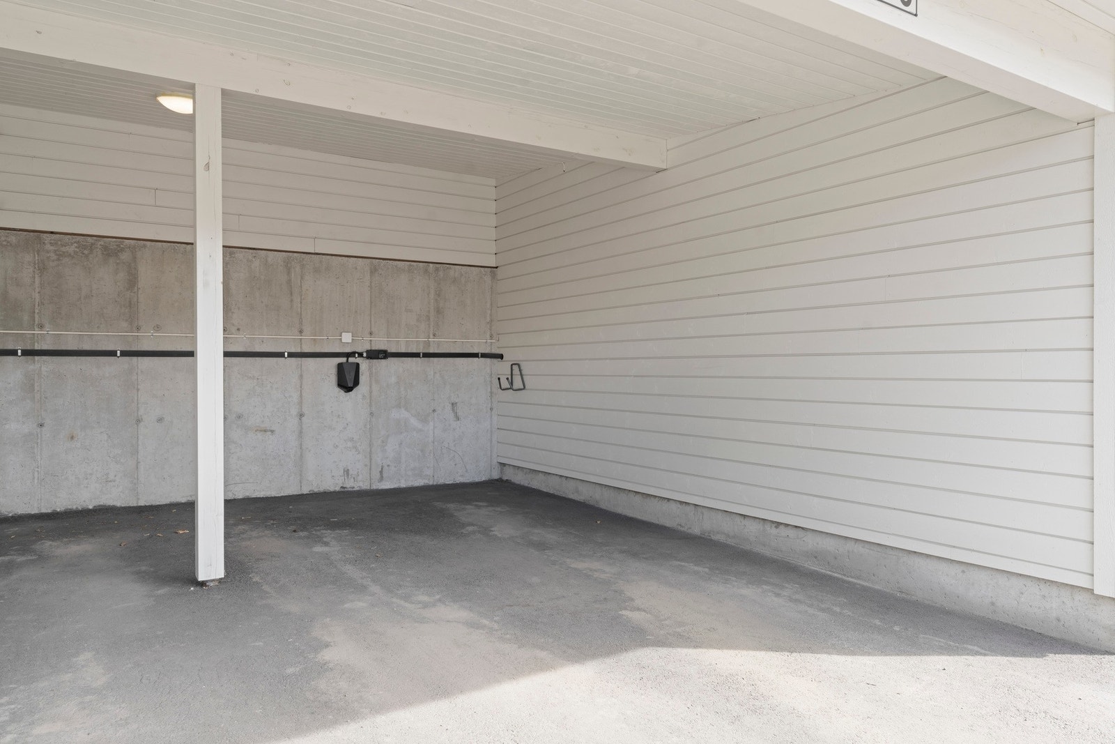 Parkeringsmulighet rett utenfor boligen med tilhørende carportplass. Elbillader installert i carport, samt gjesteparkering på sameiets eiendom. Galleribilde