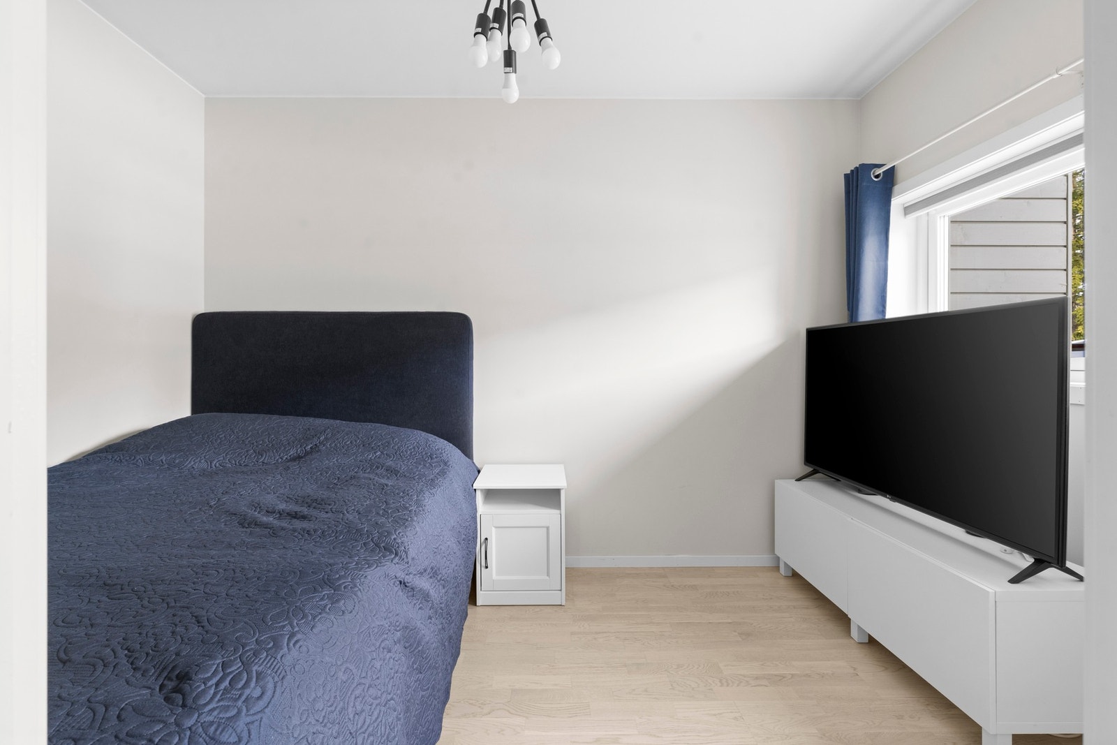 Lyst og trivelig soverom i 1. etasje som egner seg svært godt som barnerom, med rolige fargetoner, god gulvplass og fine møbleringsmuligheter. Galleribilde